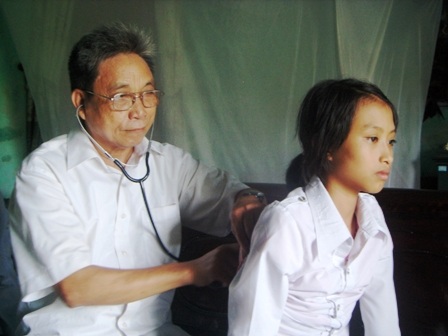 30 năm đạp xe “tìm” người nghèo chữa bệnh - 1